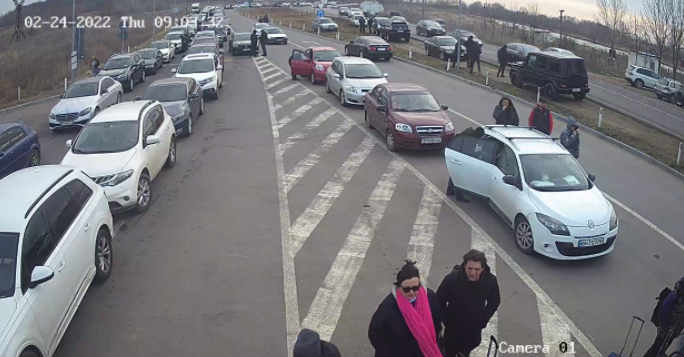 Cozi de mașini la punctul de intrare în Republica Moldova dinspre Ucraina. Maia Sandu: „Suntem pregătiți să primim câteva zeci de mii de oameni”