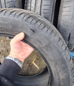 Tineri surprinși când taie cauciucurile mai multor mașini, în Ploiești. Ce spune poliția
