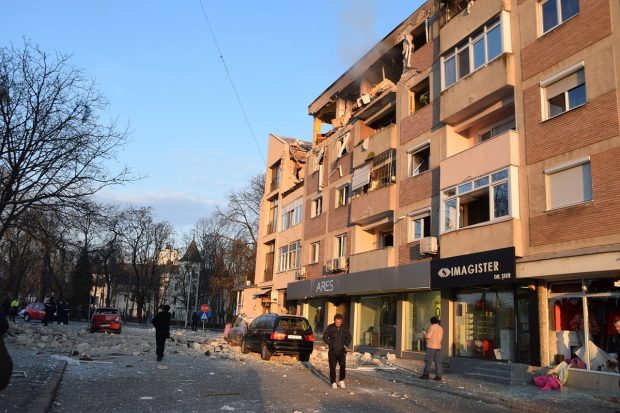VIDEO | Explozie într-un bloc din Carei, sunt 11 victime, trei în stare gravă, intubate