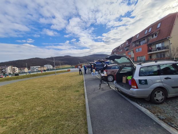 „Vrem să creăm o comunitate”. Un grup de producători clujeni a scăpat de intermediari și își vinde produsele în parcări, după model finlandez