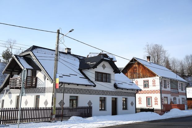 Povestea neromanțată a caselor încondeiate de la Ciocănești, comuna-muzeu unde și panourile publicitare au model popular