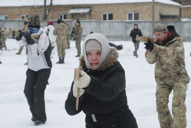 Armata de civili a Ucrainei. Cum se pregătesc ucrainenii de rând să-și apere țara în cazul unei invazii ruse