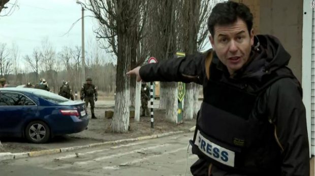 Reporter CNN, lângă soldații ruși după ce au cucerit un aeroport de lângă Kiev: „Asta arată cât de aproape sunt de centrul capitalei”