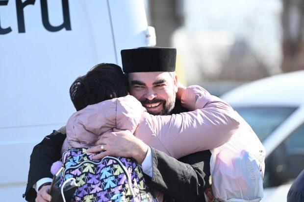 Preoții din Suceava vorbitori de ucraineană îi întâmpină pe refugiați la graniță. „Nu am văzut niciodată atât de multă suferință”