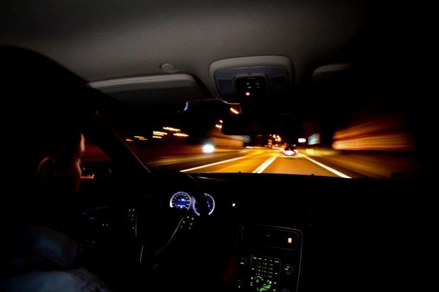 Condusul pe timp de noapte – 10 sfaturi despre cum să conduci în siguranță noaptea