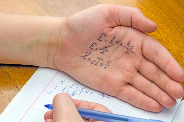 IN A RELATIONSHIP | Amintiri despre copiat. Care sunt rădăcinile plagiatului? „În clasa a-II-a, aveam un test și colega de bancă scria încontinuu”