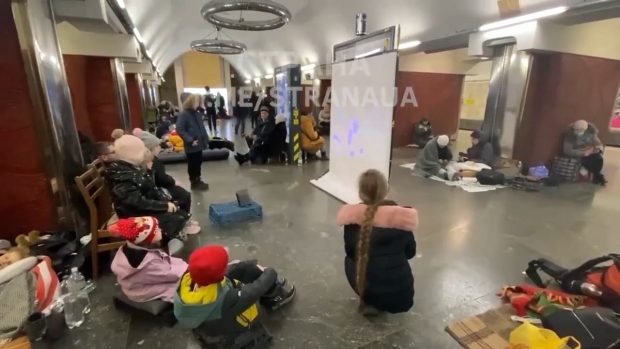 Video emoționant în Kiev. Desene animate pe un ecran improvizat, pentru copiii care se ascund de bombe în adăpost