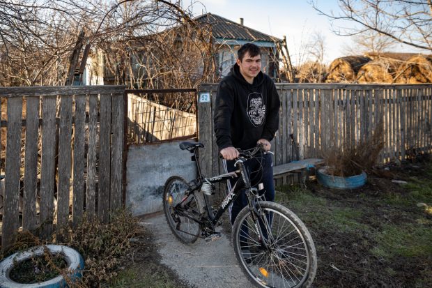 Viața de dincolo de război. Un copil din Deltă nu ştie pe nimeni din satul lui care să fi intrat la liceu, dar asta nu-l împiedică să încerce