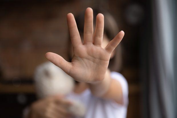 Romina, adolescenta de 16 ani vândută de tatăl ei cu 85.000 de euro, în Germania. Ce scrie în „contractul de vânzare-cumpărare”