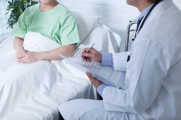 O mamă încearcă de șase ani să primească un diagnostic pentru boala fiului ei. „Suntem ca niște fantome ale sistemului”