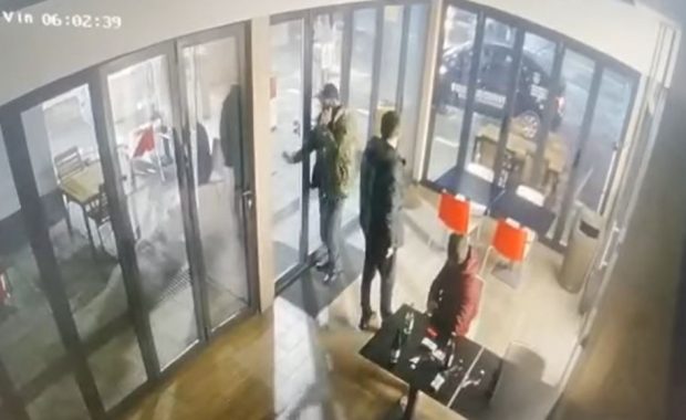 Doi bărbați, bătuți de agenții de pază într-o benzinărie din Craiova, după o farsă. Agresorii au fost reținuți