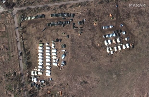 Noi imagini din satelit arată că Rusia desfășoară trupe și echipamente militare în Crimeea