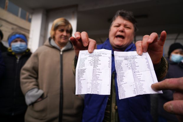 REPORTAJ | Disperarea muncitorilor din Cugir care fac muniție pentru NATO. „După 40 de ani câștig 1.800 de lei. Ce ne mai rămâne după factura la gaz?”