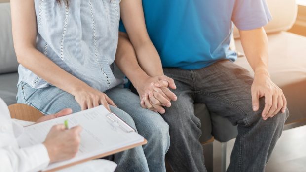 Un cuplu american dă în judecată o clinică de fertilitate, după ce fiica a aflat că nu e înrudită cu tatăl ei