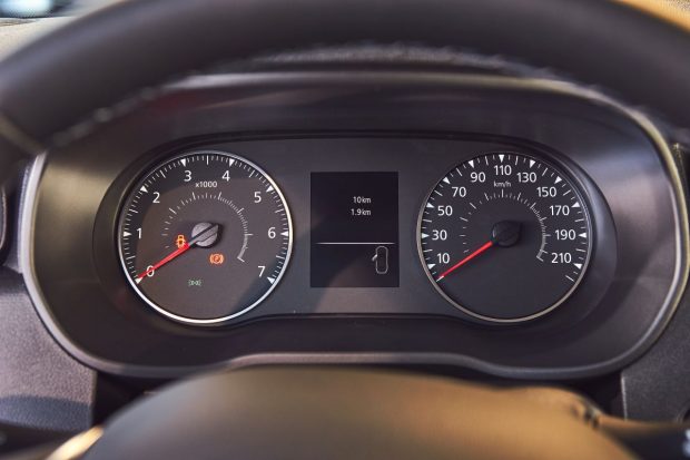 Martorul de bord „zigzag” de pe mașinile Dacia. Ce semnifică și ce trebuie făcut când se aprinde