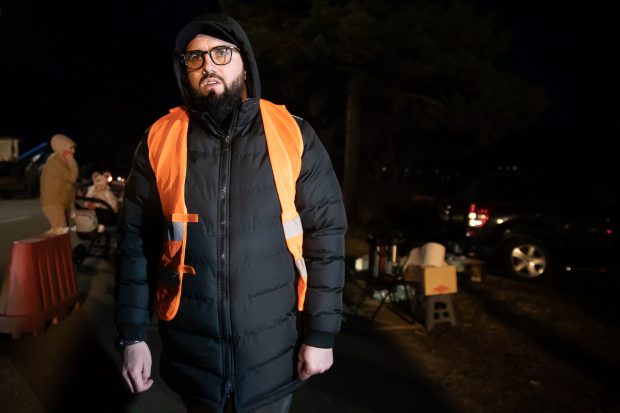 VIDEO. Omul care l-a certat pe premierul Ciucă în Vama Siret critică reacţia lentă a autorităţilor în criza refugiaţilor ucraineni: “N-au fost în stare să instaleze cu WC ca lumea”
