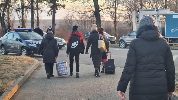 REPORTAJ | Vama Siret, poartă de intrare în Europa, pentru ucrainenii care vor să ajungă în Vest. „Merg undeva, oriunde”