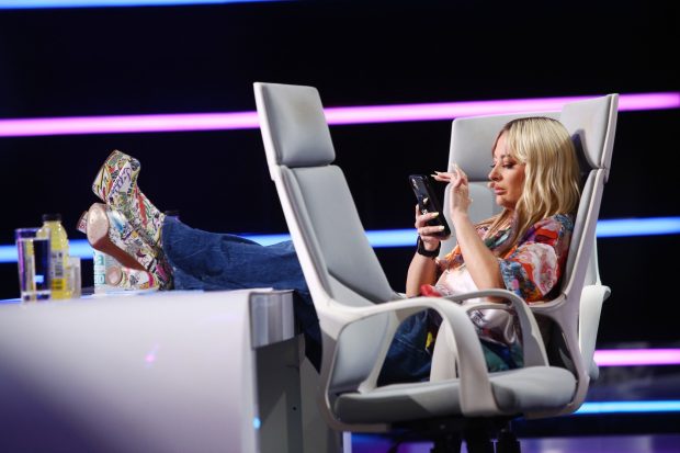 Delia nu știe câți bani ia de la „X Factor” sau „iUmor”. Cine se ocupă de încasările cântăreței: „Am aflat și am uitat”