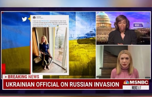 VIDEO | O deputată, înarmată cu un Kalashnikov, interviu din subsol la MSNBC: „Mă pregătesc să port arme. Ucrainenii vor rezista”