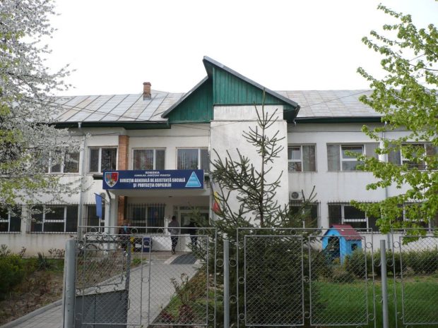 DGASPC Vrancea, bănuită că dă copii în plasament, pe bani, unor asistenți maternali care-i exploatează. Unul dintre angajați, prins când lua mită
