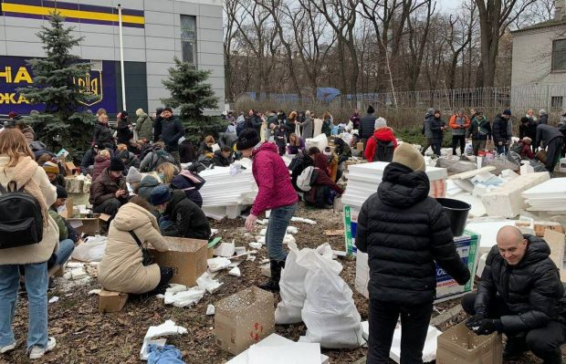 „Fabrică de cocktailuri Molotov”. Cum s-au mobilizat femeile din orașul ucrainean Dnipro