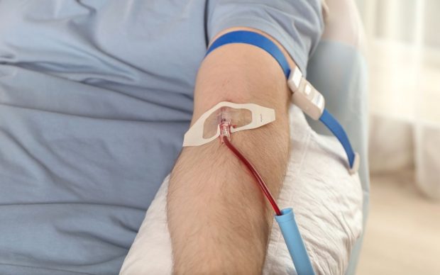 Păcălit cu un anunț de angajare, un chinez a fost răpit și forțat să doneze cantități mari de sânge