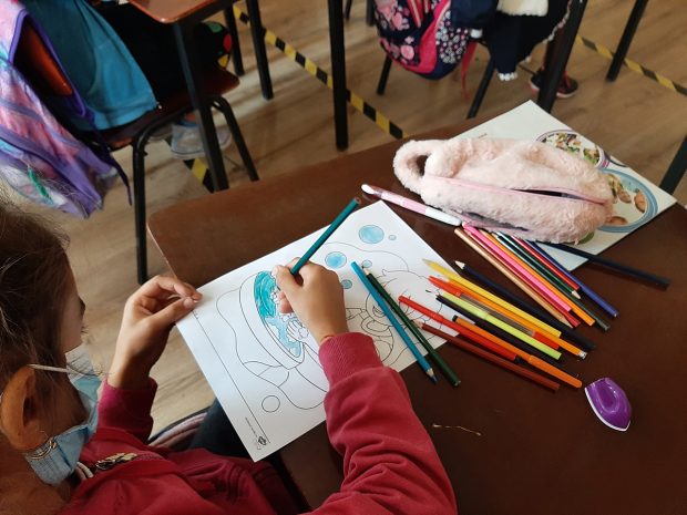 Primul an ca învățătoare navetistă la țară: „Mi-am dorit să văd unde trăiesc elevii mei, cum e drumul lor spre școală”