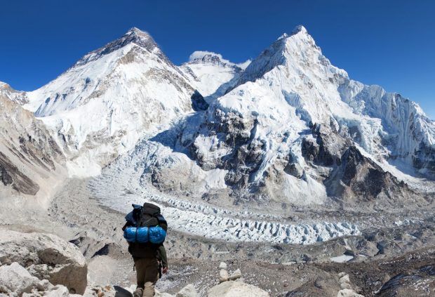 Cadavrul unui alpinist kenyan, lăsat de familie pe Muntele Everest. Cât ar fi costat recuperarea corpului