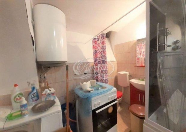 O nouă garsonieră „virală” în Cluj-Napoca, cu toaleta lângă aragazul din bucătărie. Cât costă