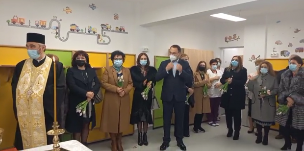 Aflați la cursuri online, copiii de la o grădiniță din Focșani au fost aduși să recite la inaugurarea clădirii, care nu are încă aviz de funcționare