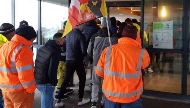 54 de muncitori români sunt de 4 zile în grevă, în Franța. Au dat buzna în sediul firmei pentru care lucrează