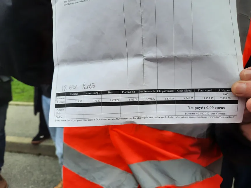 54 de muncitori români sunt de 4 zile în grevă, în Franța. Au dat buzna în sediul firmei pentru care lucrează