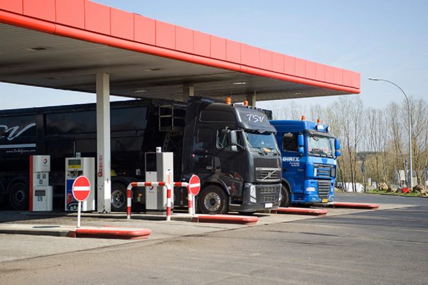 Un șofer de TIR a furat prezervative și gel lubrifiant din benzinărie, jandarmii l-au prins și l-au trimis cu trenul acasă, din Franța în Spania