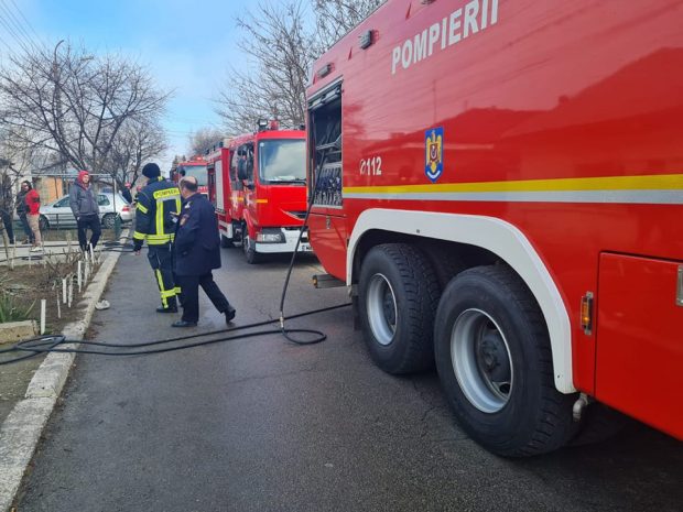 Incendiu cu degajări mari de fum într-un bloc din Galați. Mai multe persoane au fost evacuate