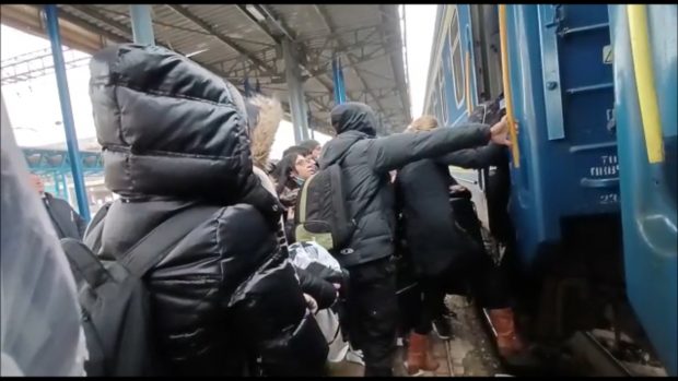 EXCLUSIV. Filmări cu oamenii luptând să urce în trenurile ce pleacă din estul Ucrainei. Studenții străini sunt discriminați, transmite corespondentul Libertății