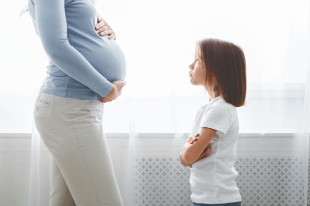 Cum gestionezi gelozia copilului pe fratele nou-născut