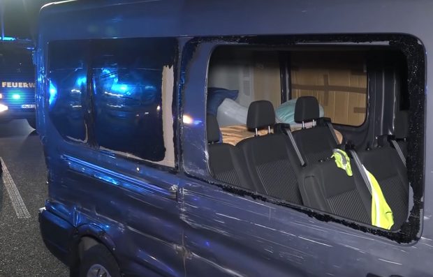 VIDEO | Român mort pe bancheta pe care dormea, într-un Ford răsturnat de un TIR, în Germania. Alți trei români au fost grav răniți