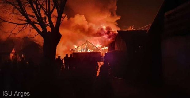 Incendiu de proporții în Argeș. Șapte case au fost cuprinse de flăcări