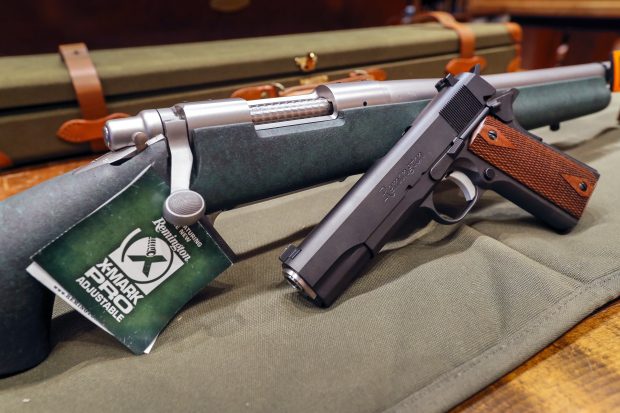 Premieră în SUA: Producătorul de arme Remington va plăti 73 de milioane de dolari famiilor victimelor unui masacru