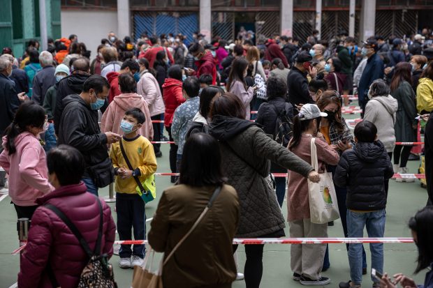 Hong Kong impune din martie testarea COVID obligatorie pentru toți locuitorii