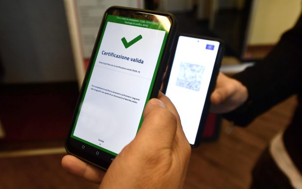 Comisia Europeană propune extinderea cu un an a utilizării certificatului verde. „Virusul încă circulă”