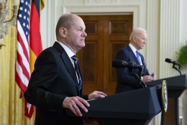 „Opțiunea nucleară”, amânată. Cum au explicat Biden și Scholz ezitarea de a elimina Rusia din sistemul SWIFT