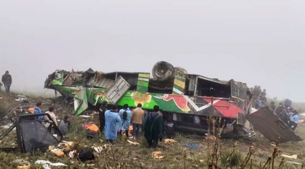 Cel puţin 20 de morţi, printre care o fetiță de 4 ani, după ce autocarul lor a căzut într-o prăpastie, în Peru