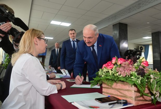 Belarusul a votat abandonarea statutului de ţară non-nucleară și poate găzdui armele nucleare ale Rusiei