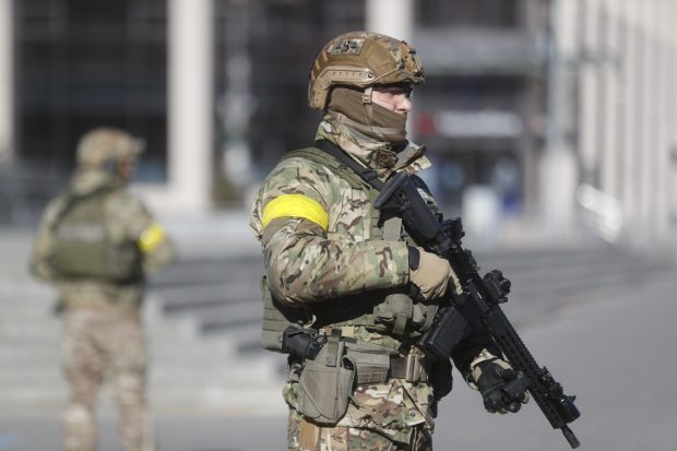 Zelenski îi eliberează pe deținuții cu experiență militară pentru a lupta pe front