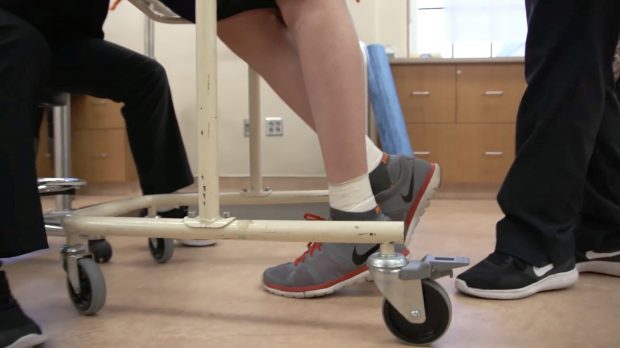 Un bărbat paralizat din cauza unei fracturi la coloană poate să meargă din nou, cu ajutorul unui implant