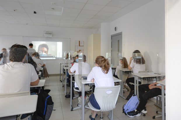 Doi elevi din Cernavodă au obținut în instanță daune de 5.000 de euro pentru că profesorii le-au scăzut nota la purtare