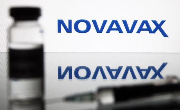 Marea Britanie a aprobat un al cincilea vaccin împotriva COVID, dezvoltat de compania americană Novavax, cu eficiență de 89%