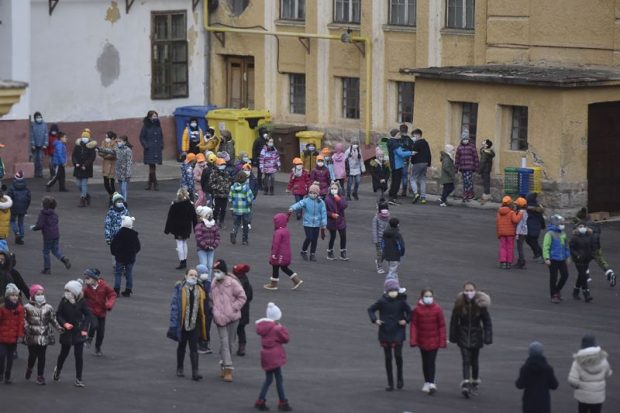 Ministrul Educației: 27.000 de elevi și peste 7.000 de angajaţi din sistemul de învăţământ sunt infectați cu COVID-19