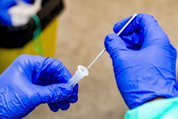 Studiu: Expunerea la o singură picătură de secreție nazală este suficientă pentru infectarea cu SARS Cov-2